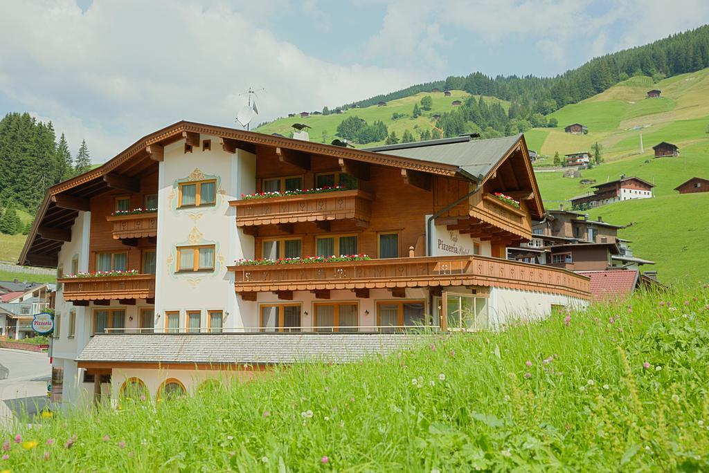 Aparthotel Dorfplatzl Garni Tux Exteriör bild