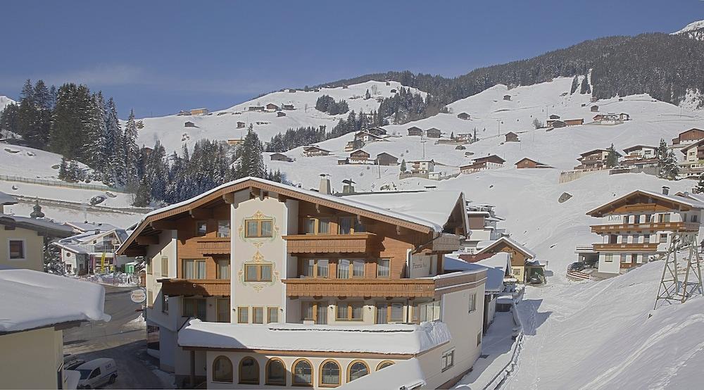 Aparthotel Dorfplatzl Garni Tux Exteriör bild