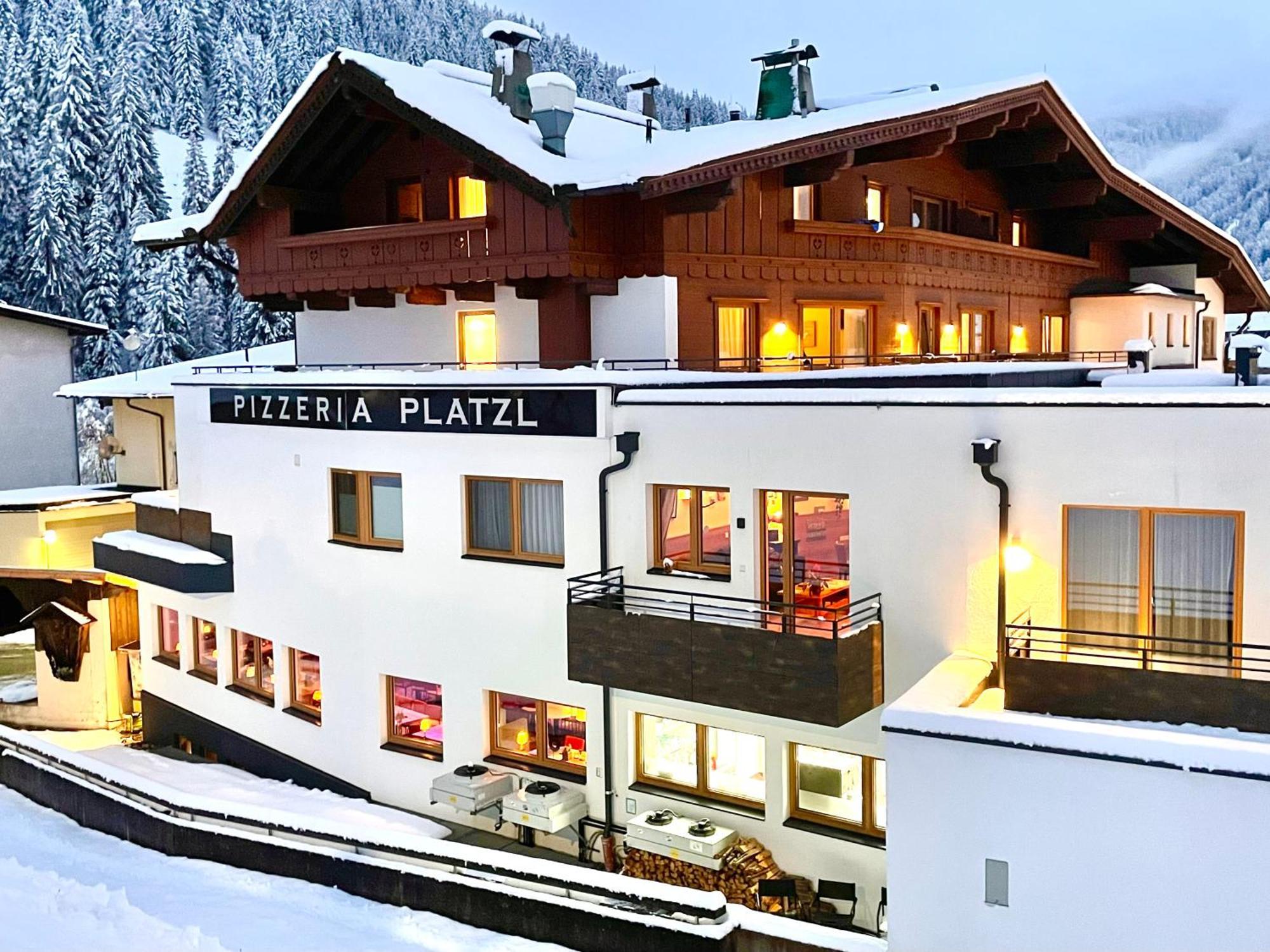 Aparthotel Dorfplatzl Garni Tux Exteriör bild