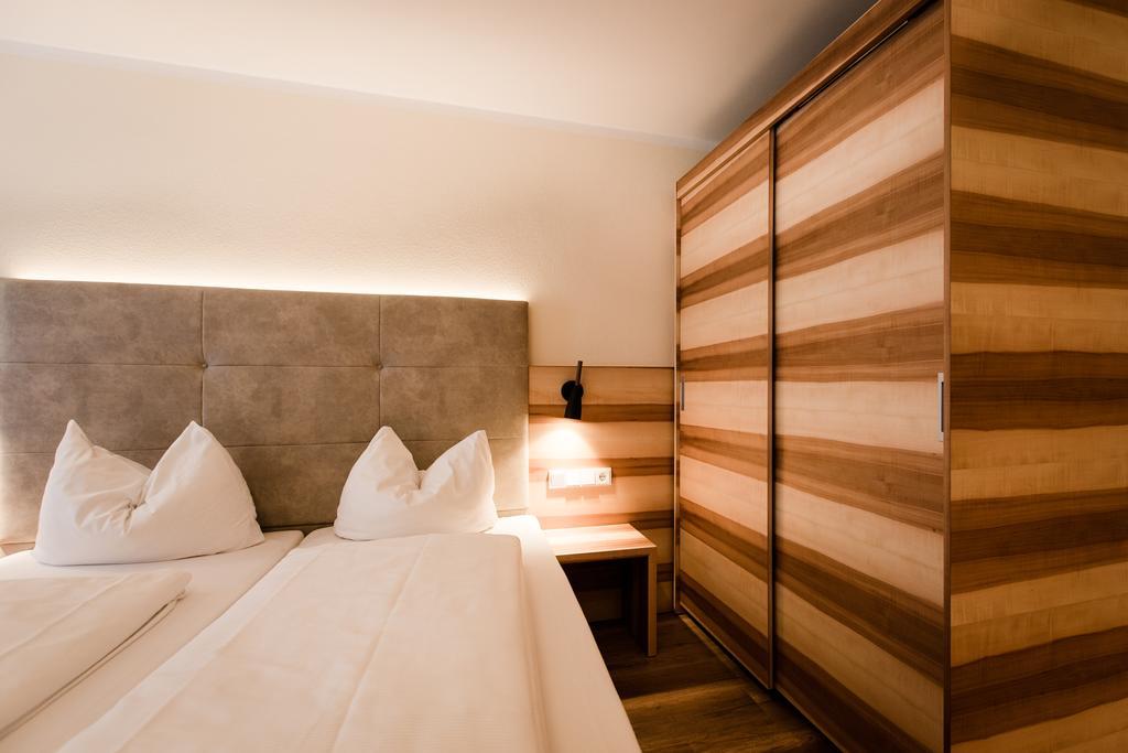 Aparthotel Dorfplatzl Garni Tux Exteriör bild