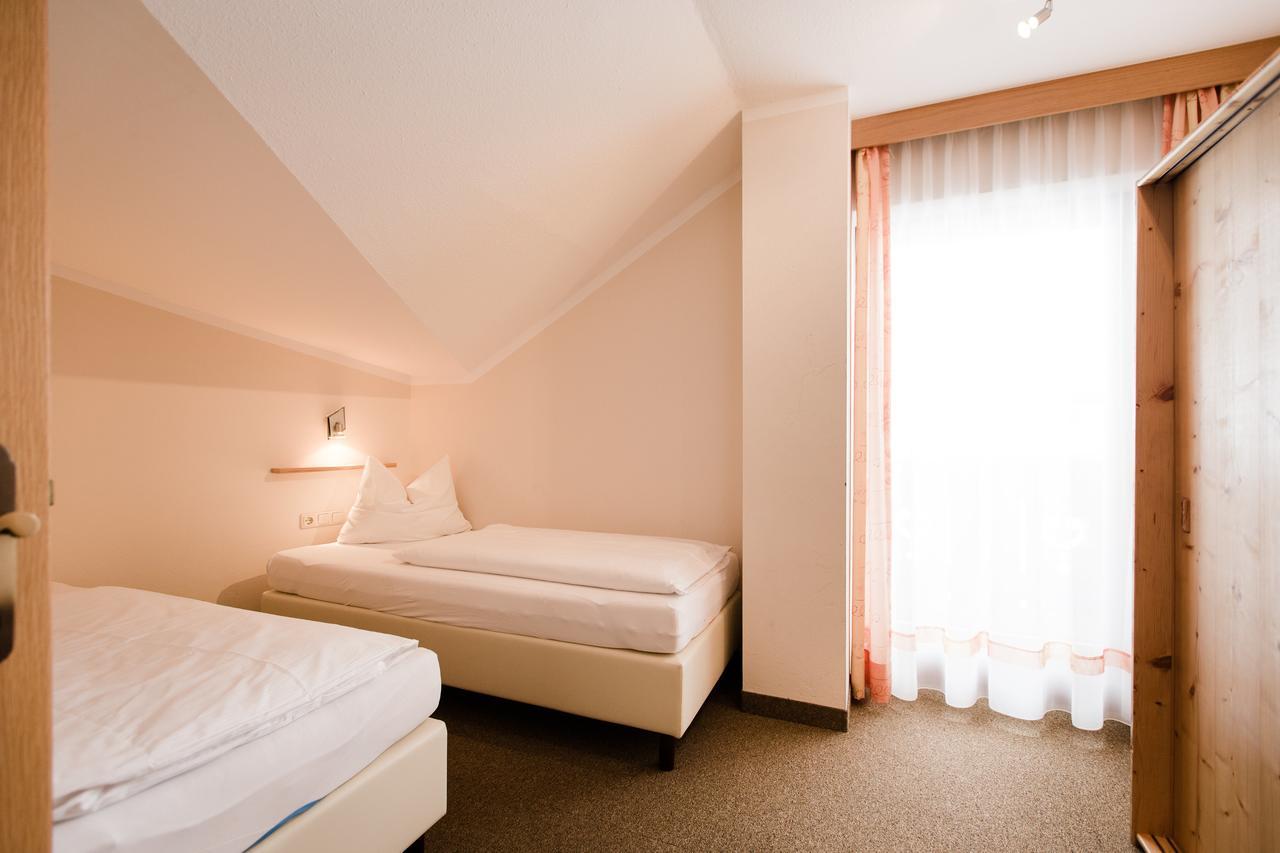 Aparthotel Dorfplatzl Garni Tux Exteriör bild