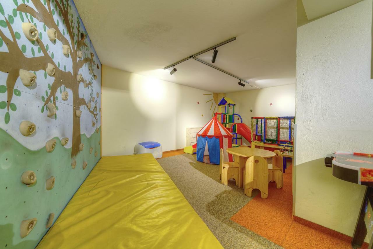 Aparthotel Dorfplatzl Garni Tux Exteriör bild